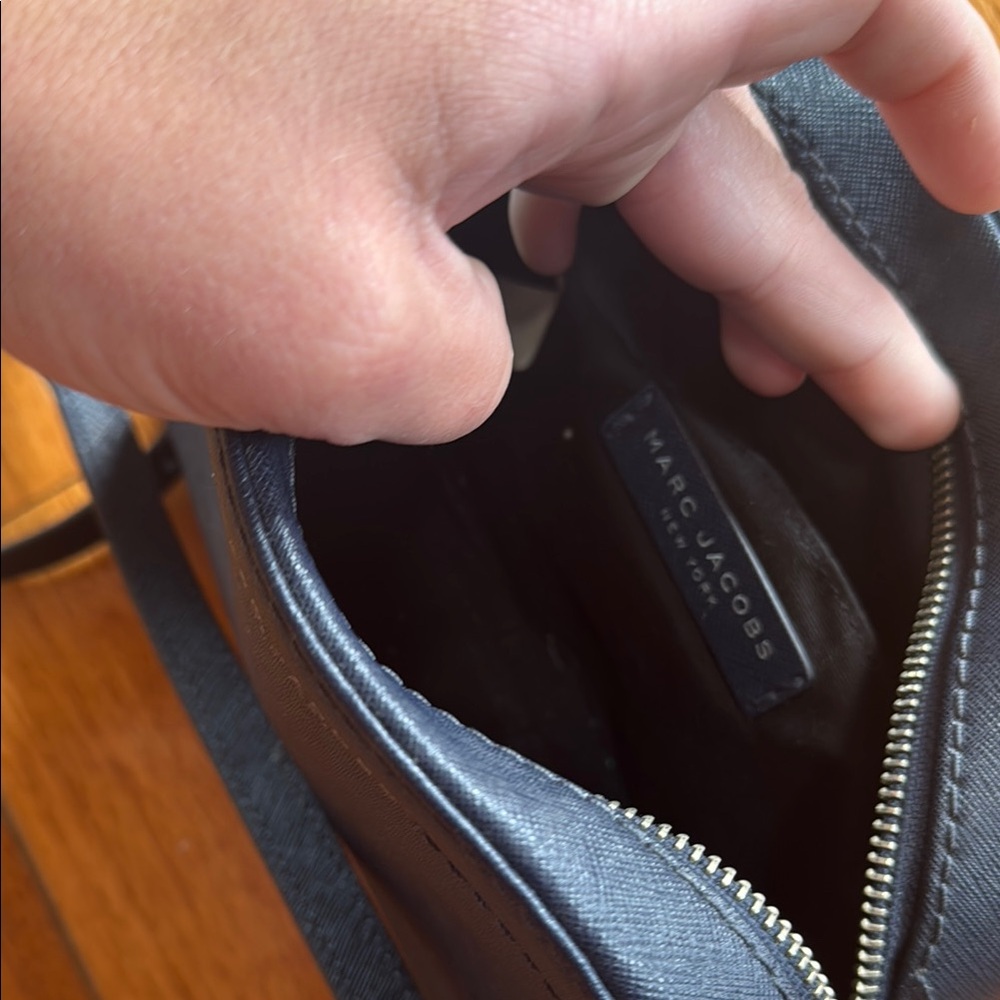 Marc Jacobs Black Crossbody Bag with Sleek Design - Picture 7 of 7